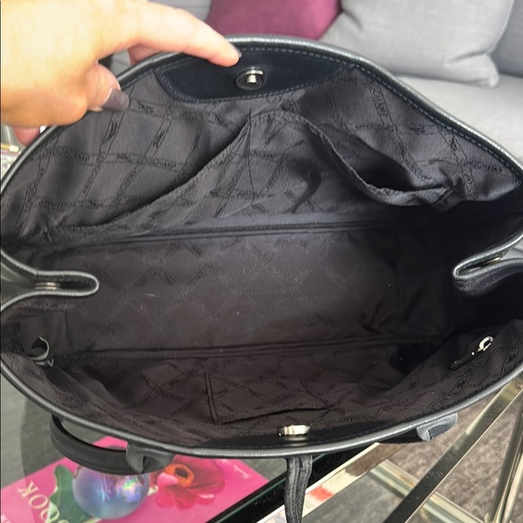 Longchamp Sleek Black Leather Tote with Sturdy Handles - Picture 3 of 5